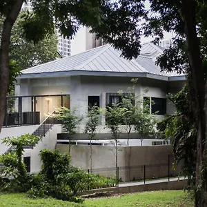 https://lloyds-inn.singapore-best-hotels.net